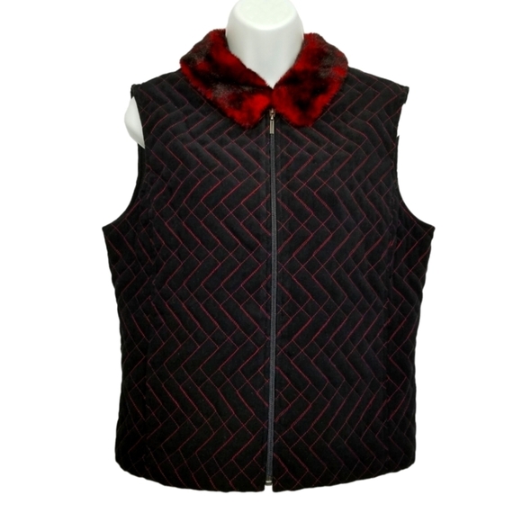 𝅺quilted black and red ConradC vest with faux fur collar - Picture 1 of 14